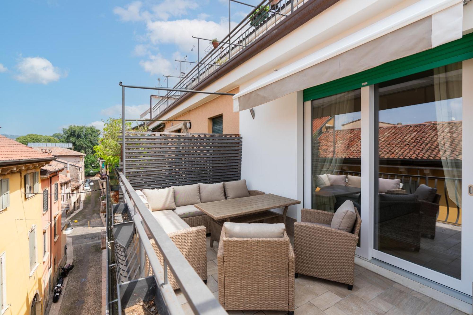 Domus Verona - Ampia Residenza Filippini A Pochi Passi Dall'Arena Luaran gambar