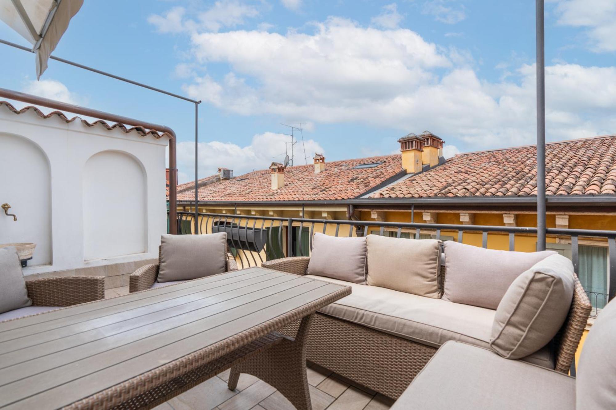 Domus Verona - Ampia Residenza Filippini A Pochi Passi Dall'Arena Luaran gambar